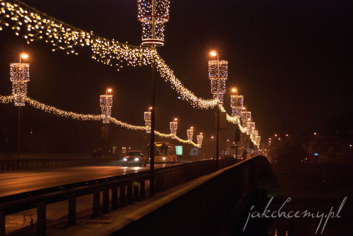 świąteczny most dębnicki nocą