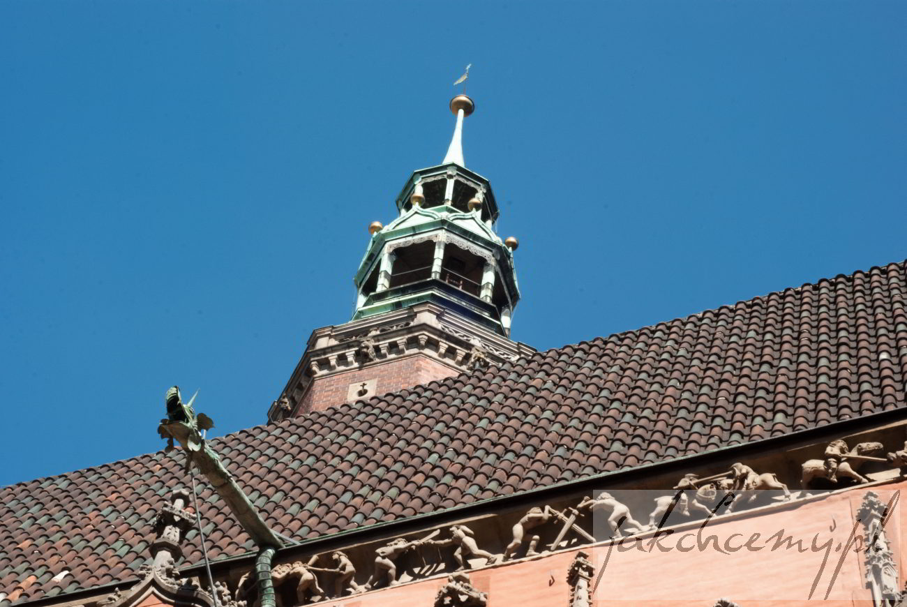 Wrocławska ratuszowa wieża i niebo