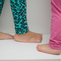 Szafka i stopy dziewczyn