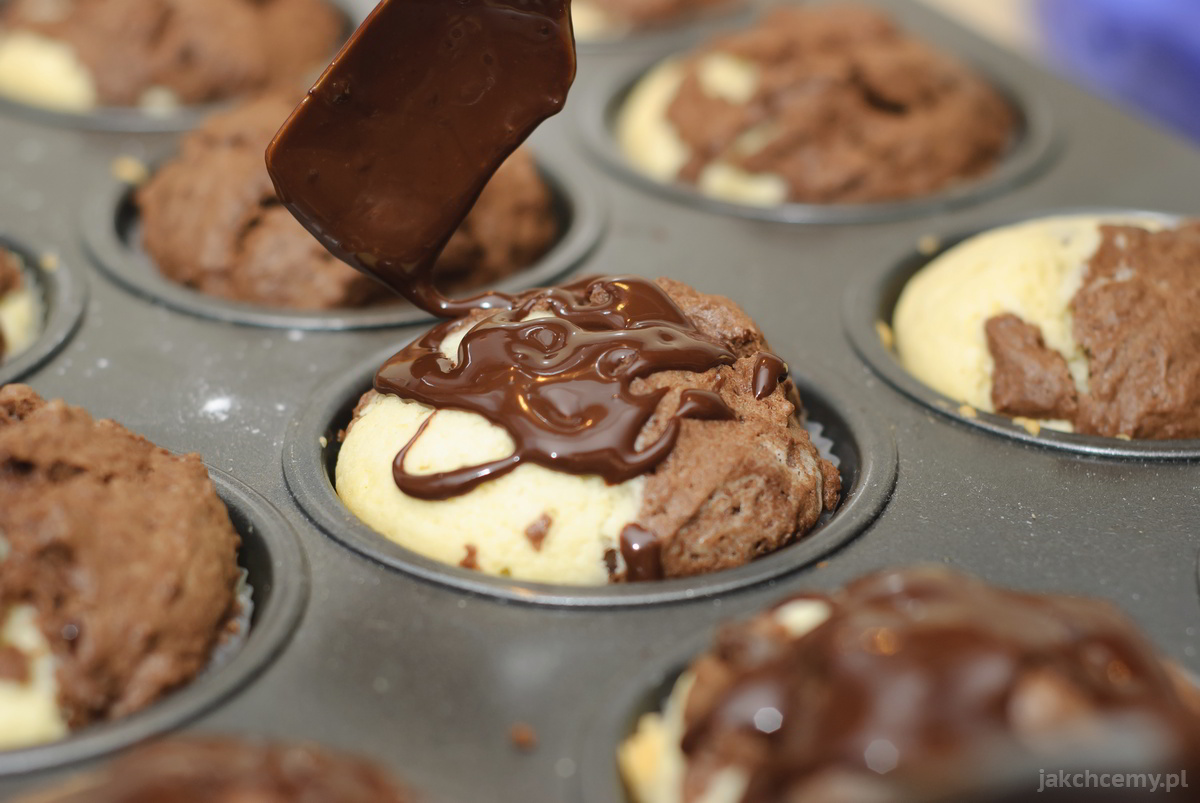 Muffinki dekoracja czekoladą